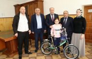 Кайтагской участнице «Елки желаний» вручили велосипед от депутата Госдумы Мурада Гаджиева