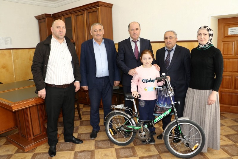 Кайтагской участнице «Елки желаний» вручили велосипед от депутата Госдумы Мурада Гаджиева