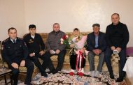 Глава Казбековского района посетил мать Героя России на дому