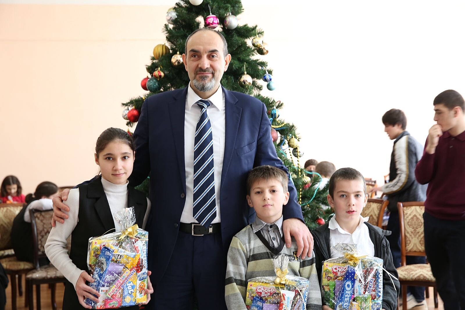 Яхья Бучаев поздравил воспитанников детского дома