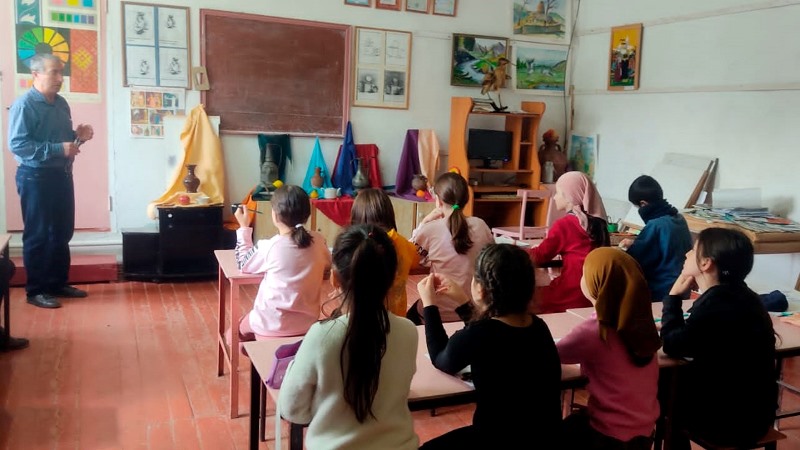 Детям Кайтагского района рассказали о правилах построения рисунка натюрморта