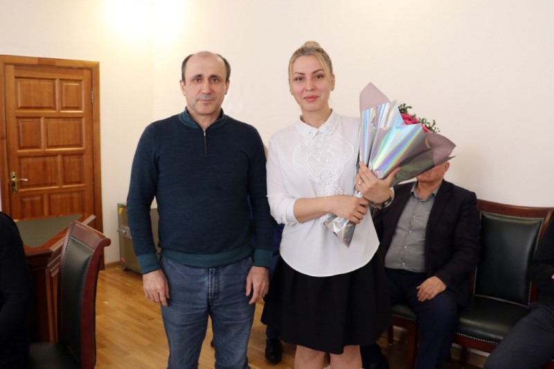 Алим Темирбулатов поздравил отличившихся работников администрации Кайтагского района