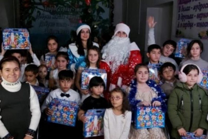 Работники минтруда Дагестане в Дербенте раздали более 500 подарков детям из нуждающихся семей