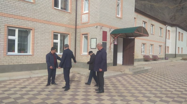 Глава Курахского района с рабочей поездкой посетил школы муниципалитета