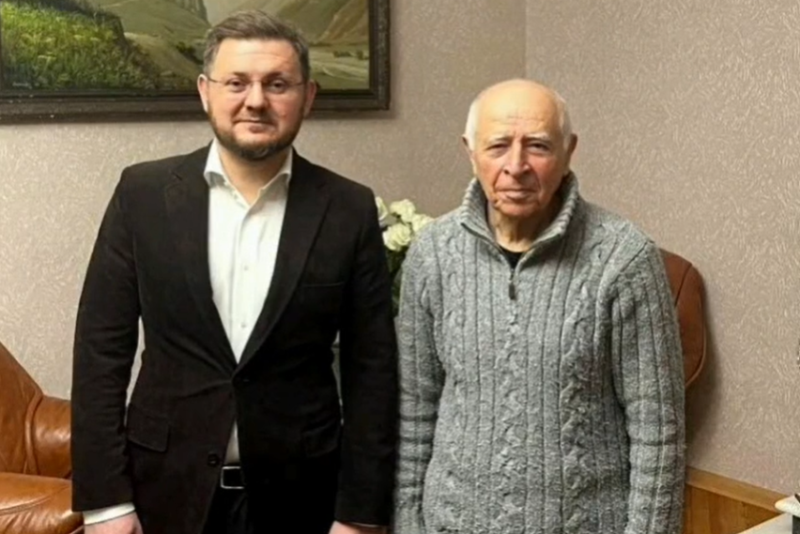 Мэр Махачкалы поздравил Муху Алиева с награждением орденом «За заслуги перед Отечеством»