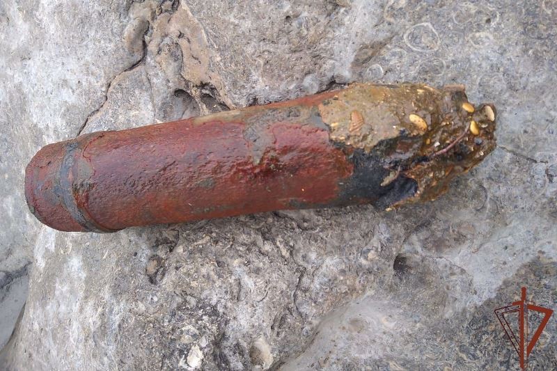 В Махачкале на берегу моря нашли ржавый артиллерийский снаряд