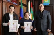 Глава Магарамкентского района наградил победительницу конкурса «Лучший чтец произведений дагестанских авторов на родных языках»