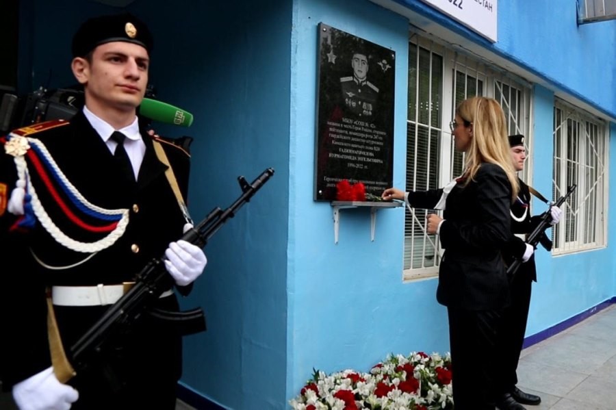 В Махачкале школа №42 названа в честь Героя России Нурмагомеда Гаджимагомедова