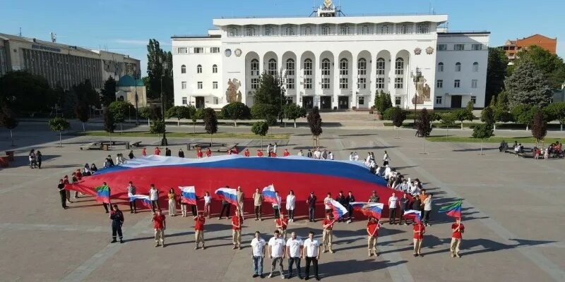 В День России на центральной площади столицы Дагестана был развернут государственный флаг