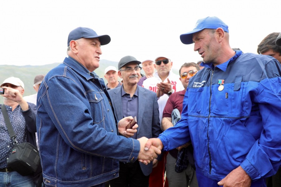 Премьер-министр Дагестана от имени Сергея Меликова наградил чабана