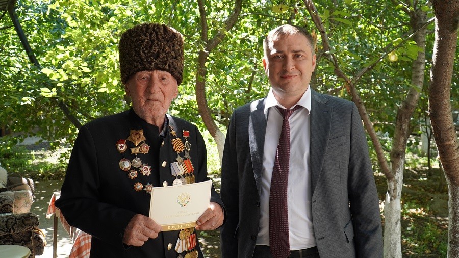 Жителя Махачкалы, участника Курской битвы, поздравили с 79-й годовщиной победы