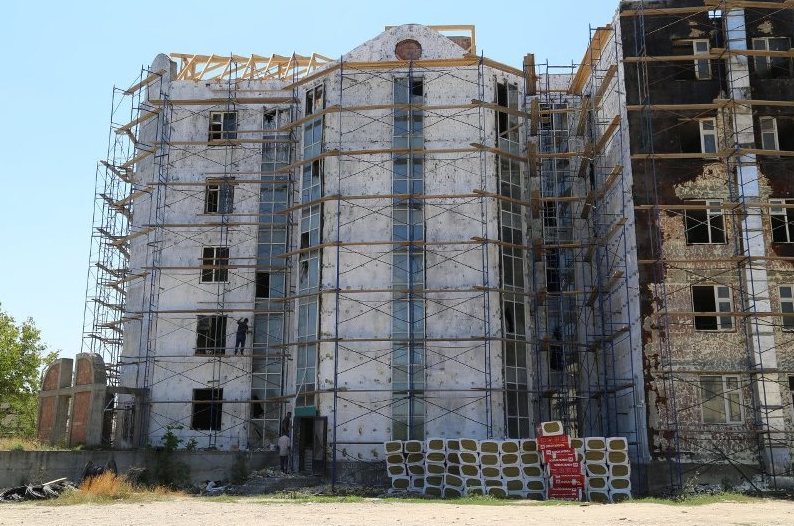 Строящийся роддом в Кизилюрте начали восстанавливать после пожара