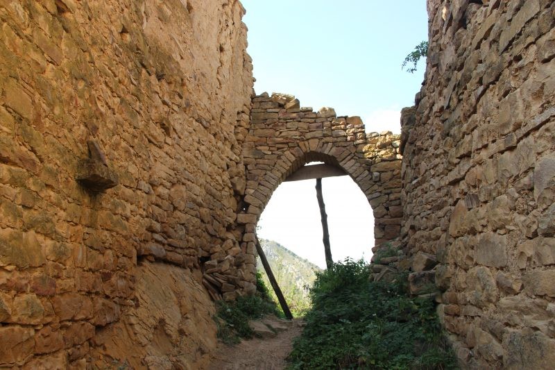 В Гамсутле рухнула старинная арка на входе в село