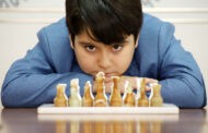 «Сидит напротив шахматист: играет и плачет»