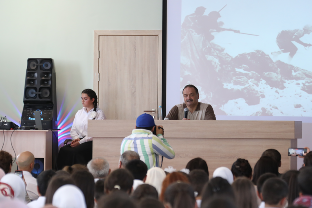 Глава Дагестана провёл урок мира в новой школе села Луткун