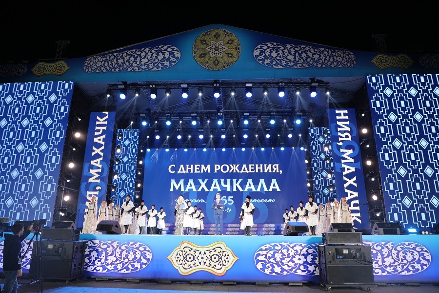 День рождения махачкалы. Хор на площади на 165 летие махачкалы. День города махачкала 2022. Мой город махачкала. Махачкала 165 лет баннер.
