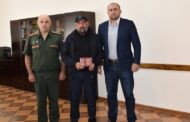 Шамиль Рамазанов вручил отцу погибшего военнослужащего орден Мужества