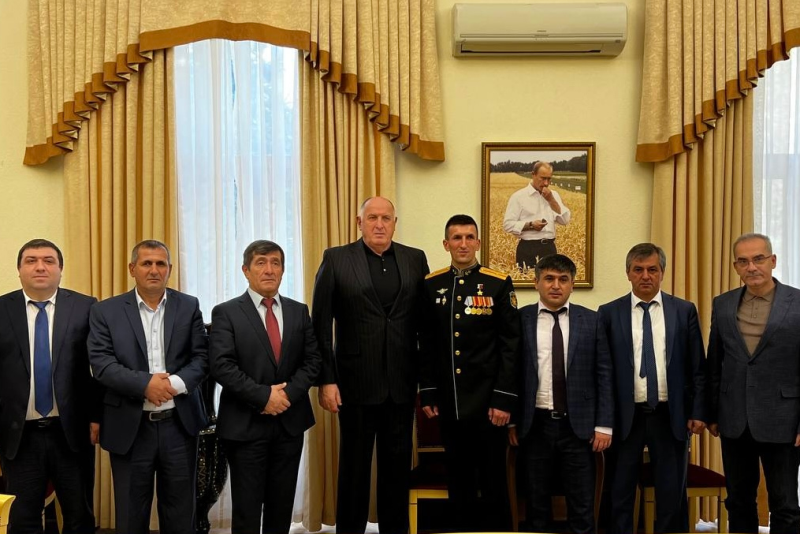 Премьер-министра Дагестана встретился с Героем России Русланом Курбановым