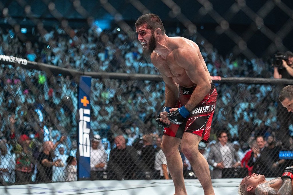 Ислам Махачев завоевал пояс чемпиона UFC в легком весе