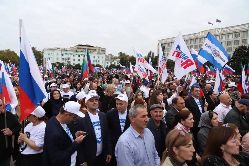 В Махачкале состоялась акция-концерт в поддержку курса президента России