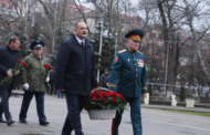 Сергей Меликов возложил цветы к памятнику Воину-освободителю