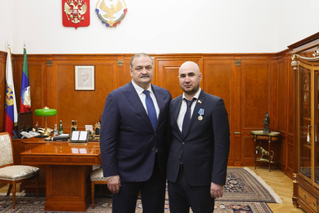 Глава Дагестана вручил депутату-добровольцу медаль Амет-Хана Султана