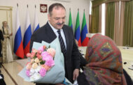 Сергей Меликов вручил государственные награды жительницам Дагестана