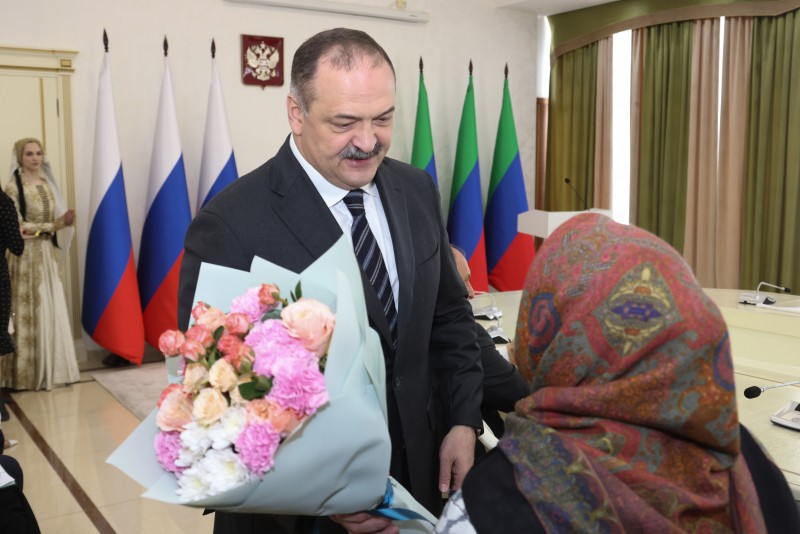 Сергей Меликов вручил государственные награды жительницам Дагестана