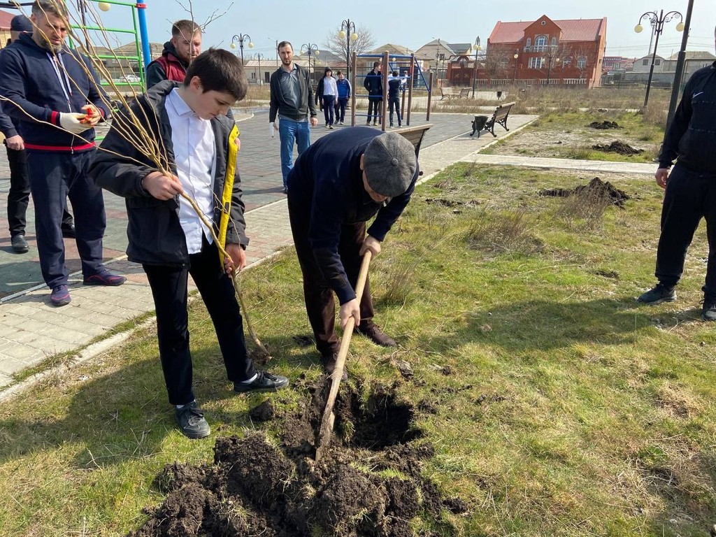 Ризван Газимагомедов посетил сквер в селе Красноармейское