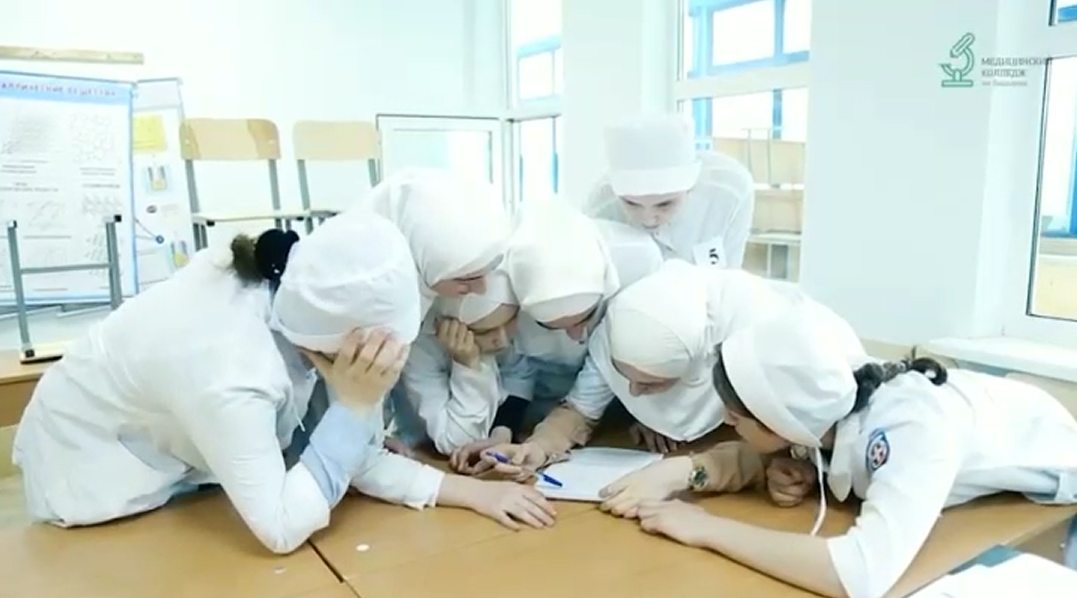 Около 300 школьников сыграли в квест в медицинском колледже им. Башларова