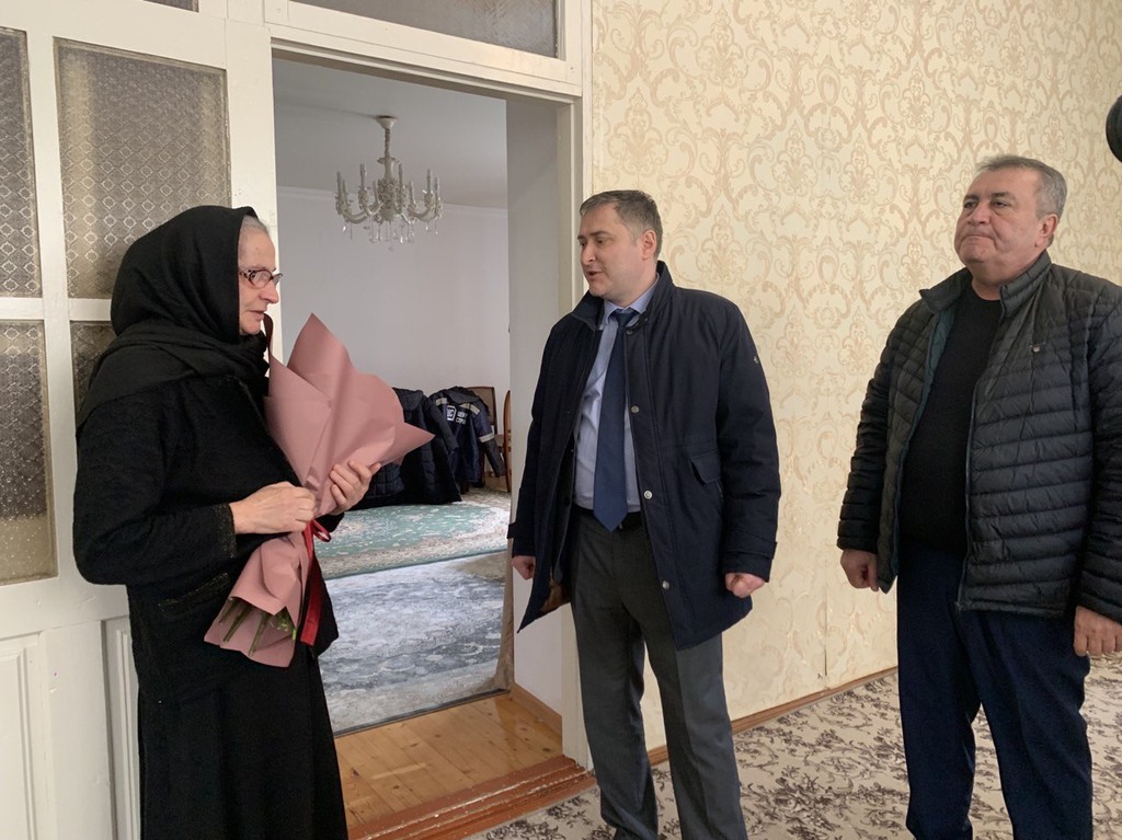 Мурад Казиев поздравил с женским днем матерей и жен участников СВО, проживающих в Дербентском районе