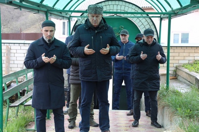Абдулмуслим Абдулмуслимов посетил зияраты Сайфулла-кади Башларова и шейха Саида Афанди