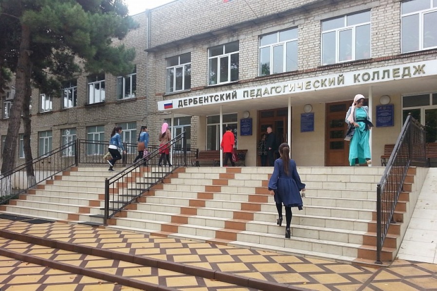 Премьер Дагестана поздравил Дербентский педагогический колледж со 100-летием