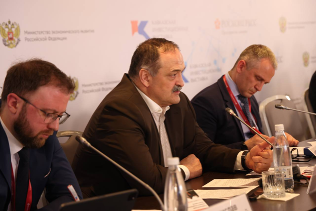 Глава Дагестана принял участие в круглом столе о развитии трансграничного сотрудничества на Кавказской инвестиционной выставке