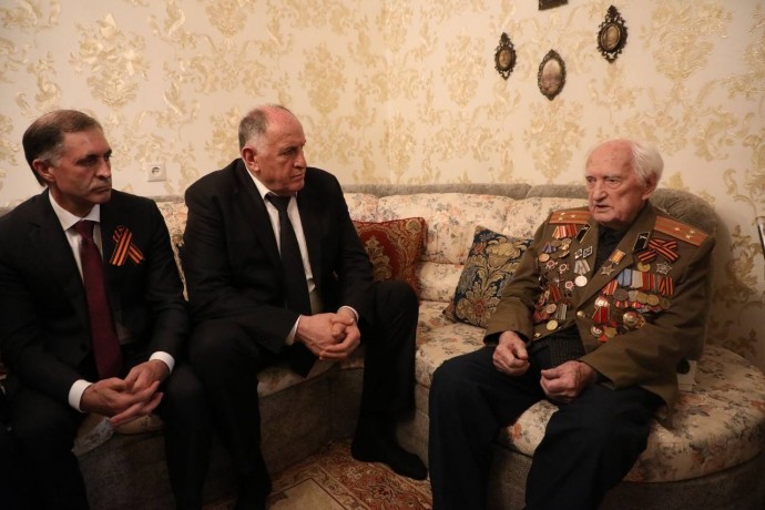 Абдулмуслим Абдулмуслимов навестил ветерана Великой Отечественной войны Виктора Хрисанова