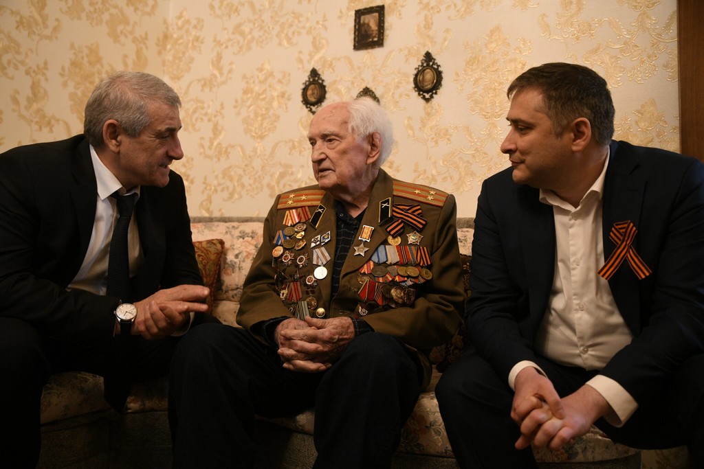 Глава минтруда Дагестана поздравил Виктора Хрисанова с 100-летием