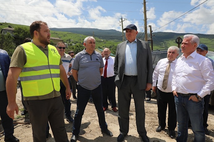 Премьер-министр Дагестана посетил строящийся швейный цех в Ахвахском районе