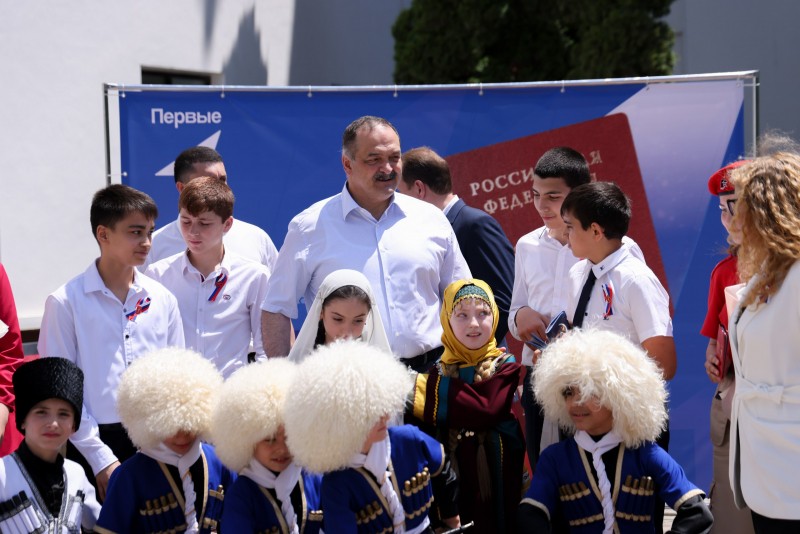 Сергей Меликов вручил паспорта дагестанским школьникам