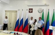 Глава Дагестана вручил сертификаты на 100 тысяч рублей стобалльникам по ЕГЭ
