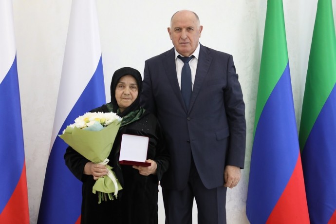 Председатель правительства Дагестана вручил награды особо отличившимся жителям республики