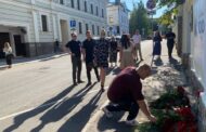 Москвичи приносят цветы к постпредству Дагестана в знак скорби о погибших при трагедии в Махачкале