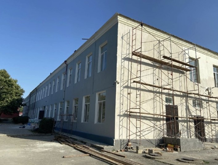 В поселке Сулак продолжается капитальный ремонт школы