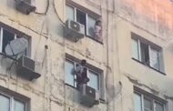 В Каспийске спасли трехлетнюю девочку, которая могла упасть с девятого этажа