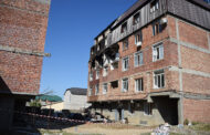Депутаты Народного Собрания встретились с жильцами дома, в котором произошло возгорание, в поселке Семендер