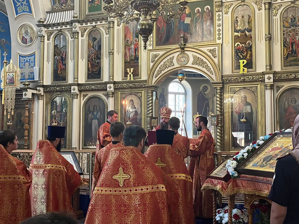 В православном храме Махачкалы проходит молебен о победе