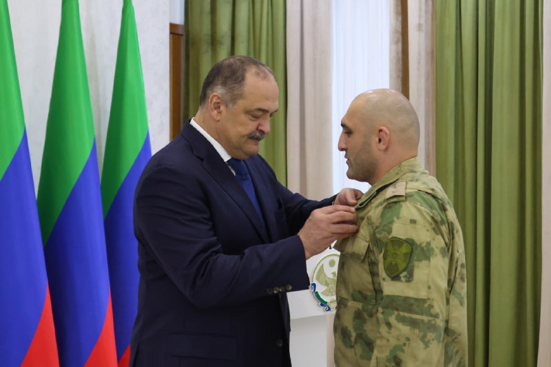 Сергей Меликов вручил госнаграды военнослужащим-дагестанцам