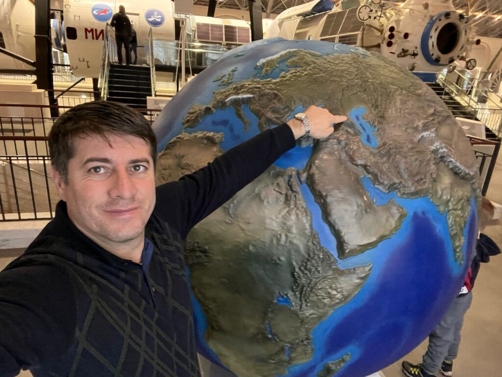 Гид из Дагестана проводит экскурсии для посетителей выставки-форума «Россия»