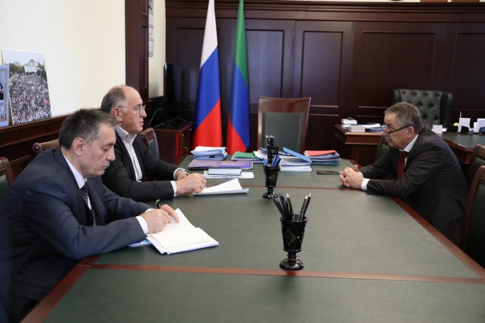 Абдулмуслим Абдулмуслимов провел встречу с руководителем Социального фонда по Дагестану Магомедом Исаевым