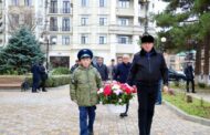 Абдулмуслим Абдулмуслимов возложил цветы к памятнику Магомеду Нурбагандову