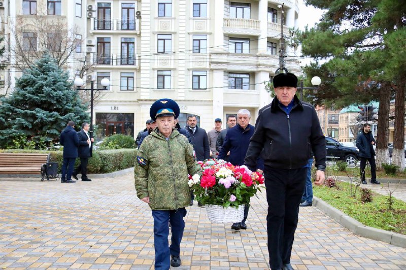 Абдулмуслим Абдулмуслимов возложил цветы к памятнику Магомеду Нурбагандову